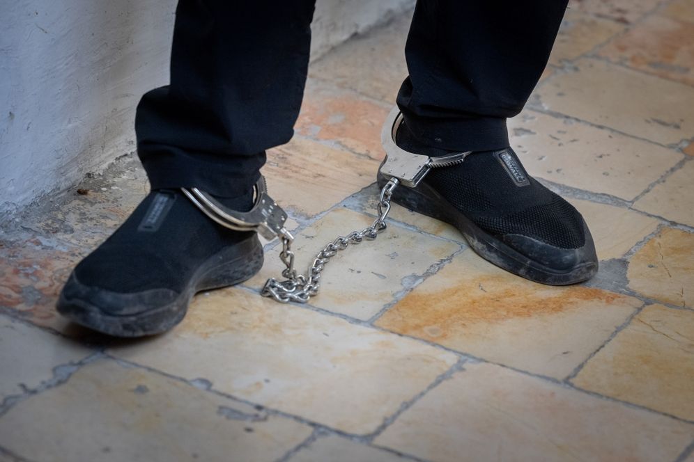 גבר באזיקים, אילוסטרציה (למקום ולמצולם אין קשר לנאמר בכתבה)