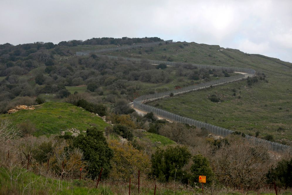 Cette photo prise du plateau du Golan le 15 février 2021 montre la barrière frontalière avec la Syrie au niveau de Quneitra