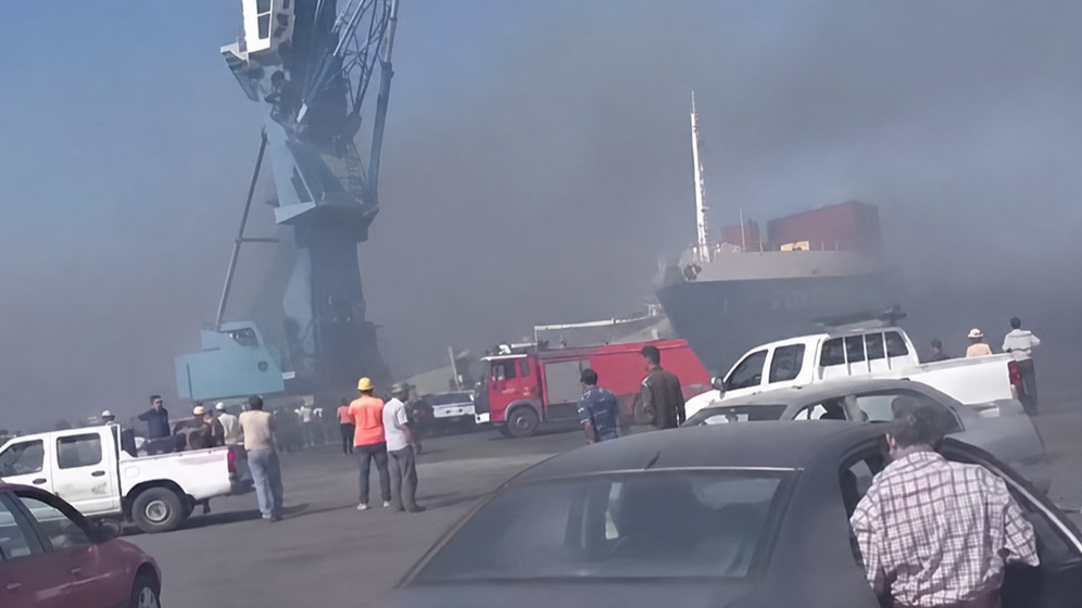 Un drone frappe un navire de stockage de gaz en Égypte, deux bâtiments touchés par un incendie
