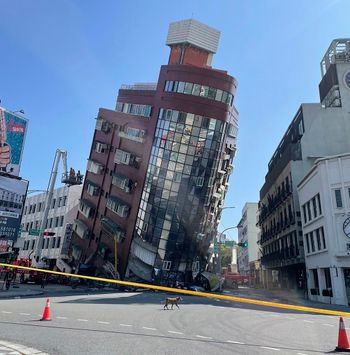 Un bâtiment touché par le séisme de magnitude 7,5, à Hualien, dans l'est de Taïwan