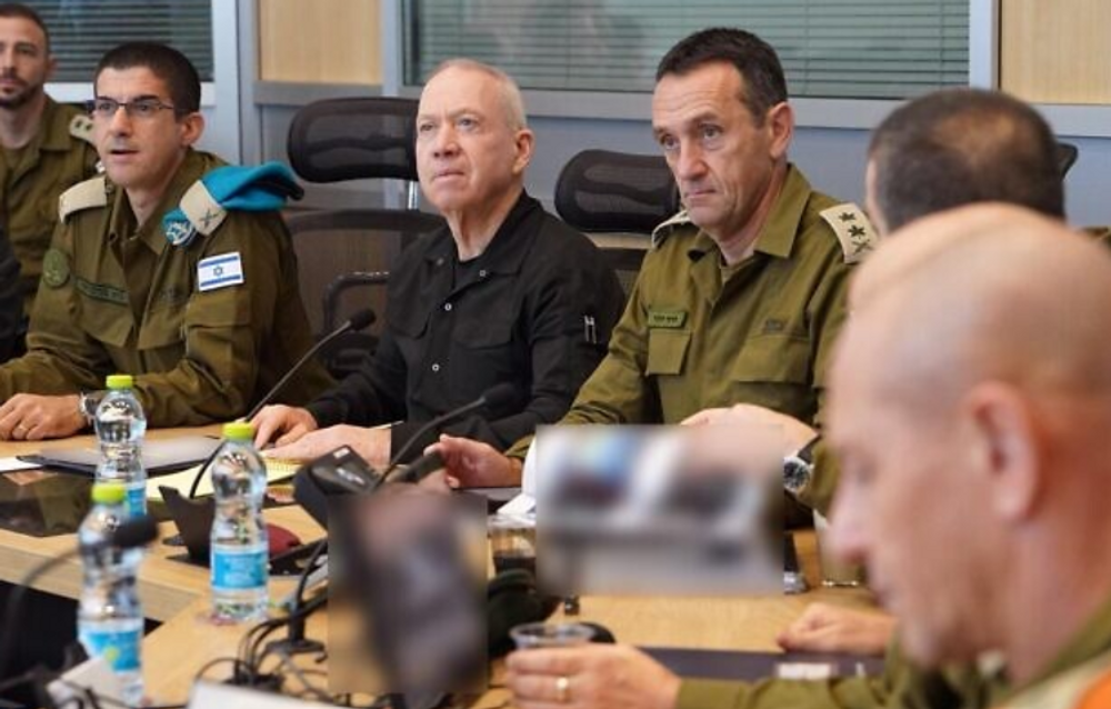 وزیرالأمن الإسرائیلی یوآف غالانت یلتقی برئیس أرکان الجیش الإسرائیلی اللفتنانت جنرال هرتسی هالیفی ومسؤولین دفاعیین آخرین خلال تقییم، 22 دیسمبر 2023.