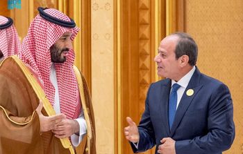 تظهر هذه الصورة التي قدمتها وكالة الأنباء السعودية (واس) في 11 نوفمبر 2023، ولي العهد السعودي الأمير محمد بن سلمان (يسار) يتحدث مع الرئيس المصري عبد الفتاح السيسي خلال اجتماع طارئ لجامعة الدول العربية ومنظمة التعاون الإسلامي في الرياض. يتواجد الزعماء العرب والرئيس الإيراني في العاصمة السعودية في 11 نوفبر