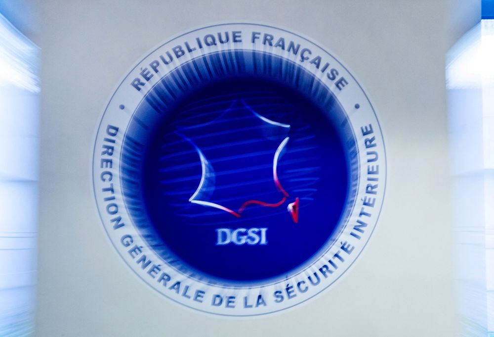 Le logo de la Direction générale de la sécurité intérieure (DGSI) au siège de la DGSI à Levallois-Perret, à l'ouest de Paris, le 13 juillet 2018