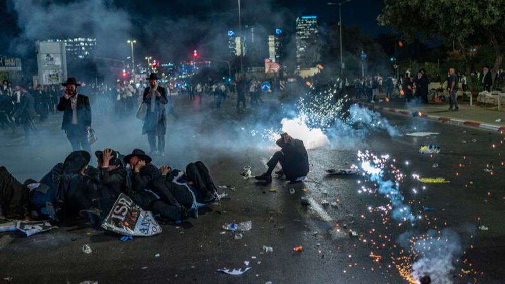Protesters from the Orthodox Peleg Yerushalmi movement blocked Route 4 on Thursday, October 29, 2026.
