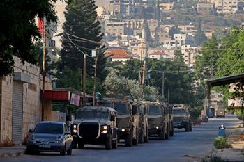 Des véhicules blindés israéliens traversent la ville de Jénine, en Cisjordanie , le 3 juillet 2023