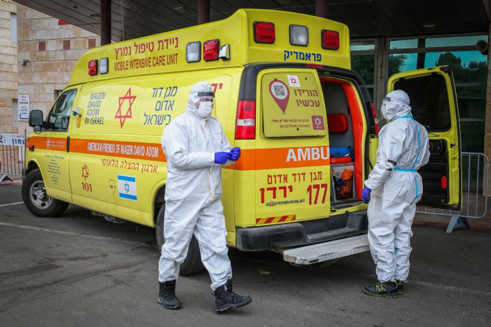 Illustration - Des paramédicaux du Magen David Adom à l'hôpital Ziv de Tsafed, le 4 février 2021.