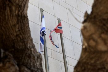 Les drapeaux israélien et norvégien à l'extérieur du bâtiment abritant les bureaux de l'ambassade de Norvège à Tel Aviv
