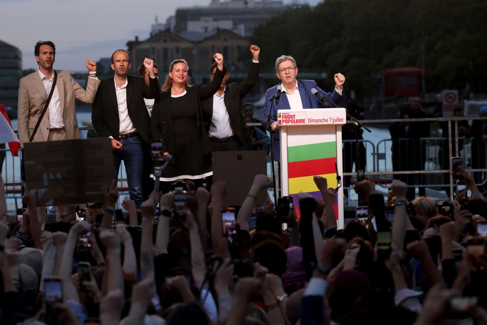 Thomas Padilla Via AP Photos אנשי "החזית העממית החדשה" בעצרת הניצחון - באמצע, המנהיג ז'אן-לוק מלנשון