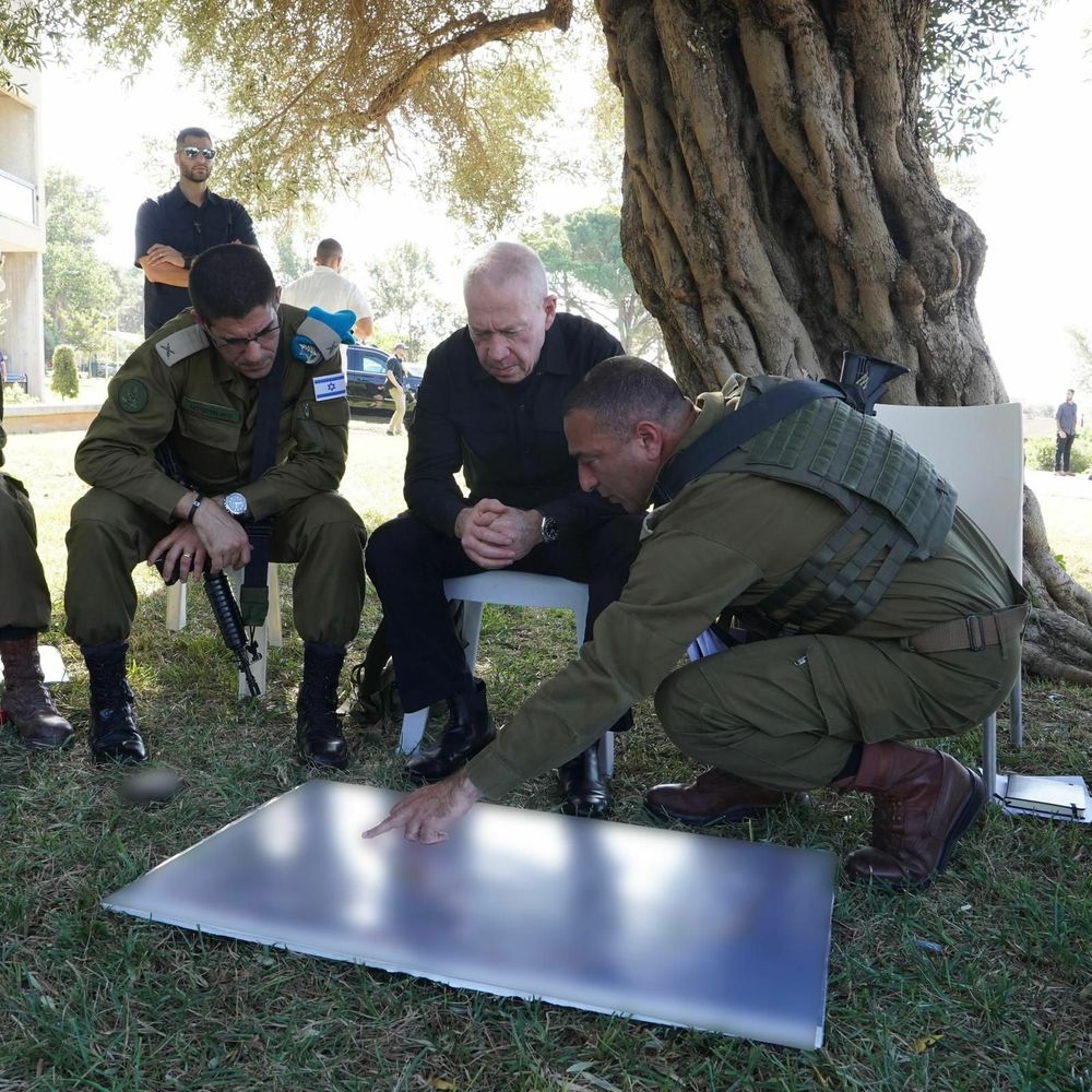 Yoav Gallant (C) durante um briefing no norte de Israel, 4 de novembro de 2023.