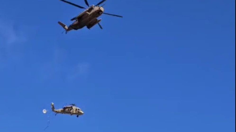 حادث جوي غير اعتيادي: مروحية عسكرية إسرائيلية تسقط من ارتفاع عشرات الأمتار بمنطقة سكنية |توثيق