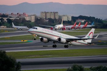 طائرة الخطوط الملكية المغربية إمبراير E190 تقلع من مطار لشبونة، الأربعاء 25 يناير 2023.