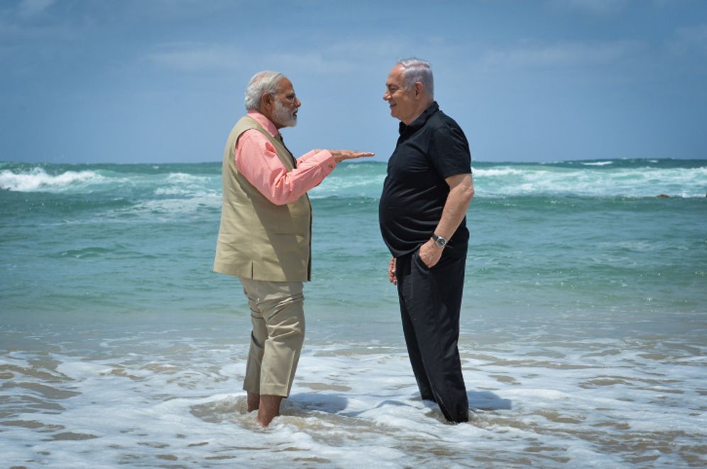 Israeli Prime Minister Benjamin Netanyahu (R) and his Indian counterpart Narendra Modi