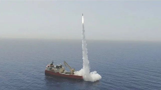 L'Allemagne teste avec succès le missile balistique israélien LORA depuis un navire de guerre
