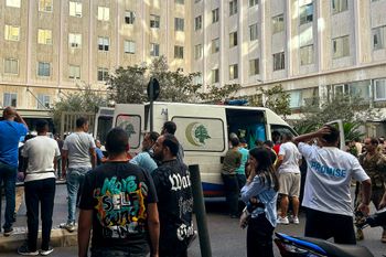 إخلاء الجرحى إلى سيارة الإسعاف في منطقة الانفجار في بيروت 17/9/24