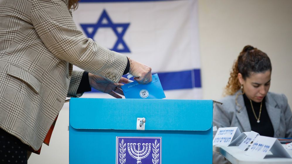 Olivier Fitoussi/Flash90 File photo of Israelis at the ballot box