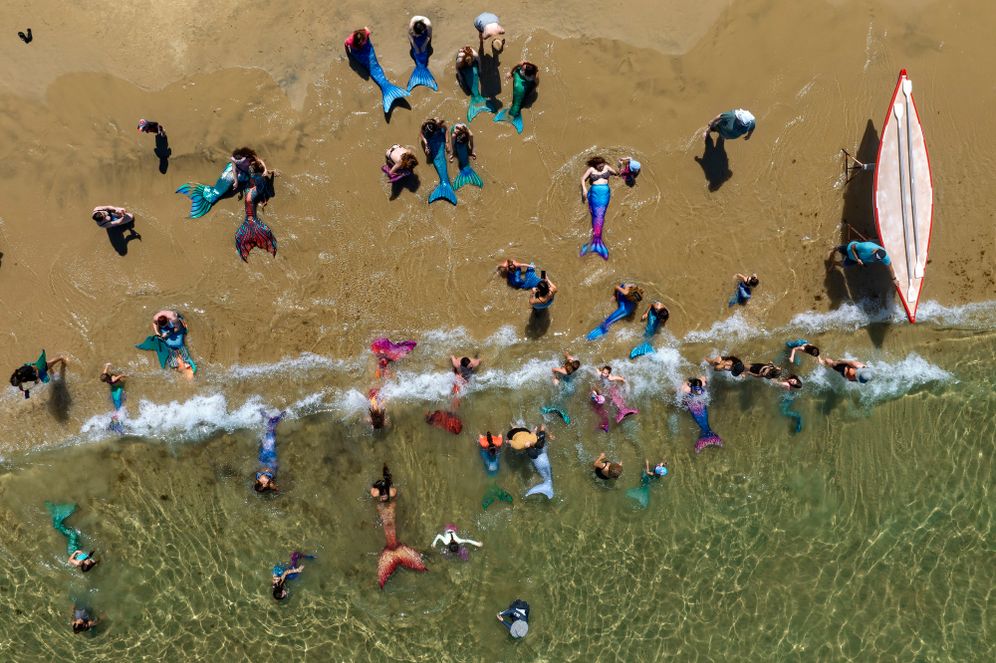 AP Photo/Oded Balilty חברות וחברי קהילת בנות הים בחוף בבת ים, ארכיון -- מזג אוויר, שמש, חם, עומס חום, קיץ, ים, בריכה