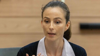 Le ministre de l'Egalité sociale Meirav Cohen participe à une réunion, à la Knesset, le 21 juin 2021