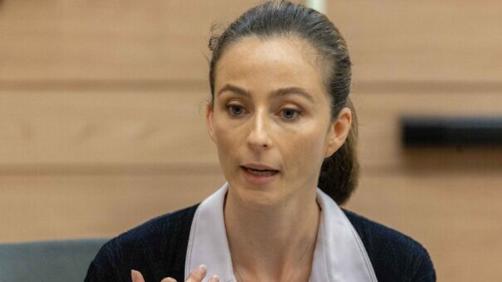 Yonatan Sindel/Flash90 Le ministre de l'Egalité sociale Meirav Cohen participe à une réunion, à la Knesset, le 21 juin 2021