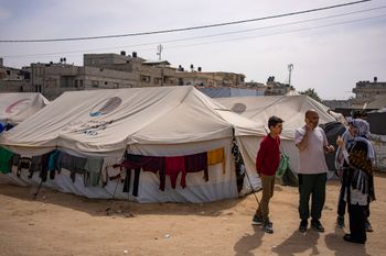 Heba al-Haddad, à droite, et sa famille déplacée de la ville de Gaza, se tiennent dans un camp de tentes de fortune à Rafah, dans le sud de Gaza, le vendredi 29 mars 2024