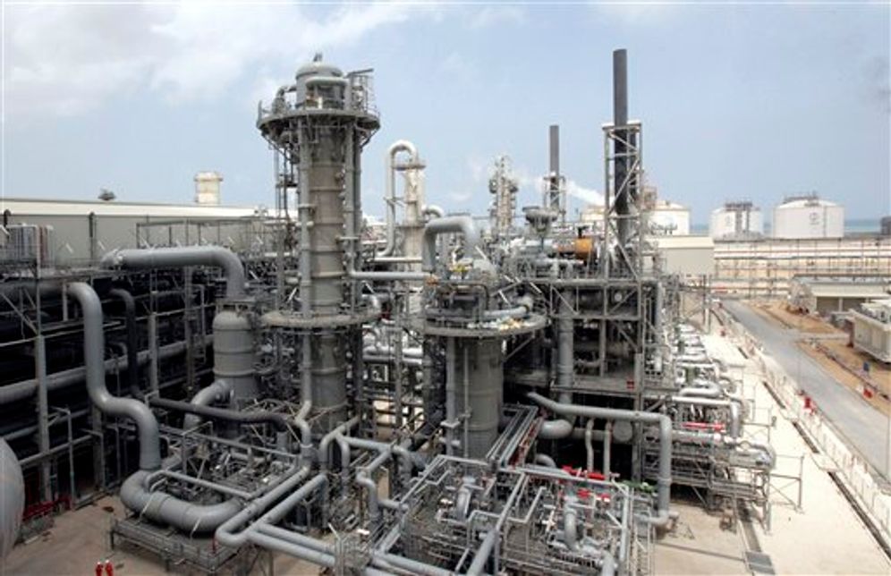 مع STORY QATAR PUSHING GASG منشأة لإنتاج 4 بقيمة 13.2 مليار دولار قطر غاز 2 ، أول مشروع متكامل القيمة لسلسلة الغاز الطبيعي المسال في العالم ، والذي افتتحه الشيخ حمد بن خليفة آل ثاني الأمير القطري في رأس لفان ، يوم السبت ، 4 أبريل 2009.