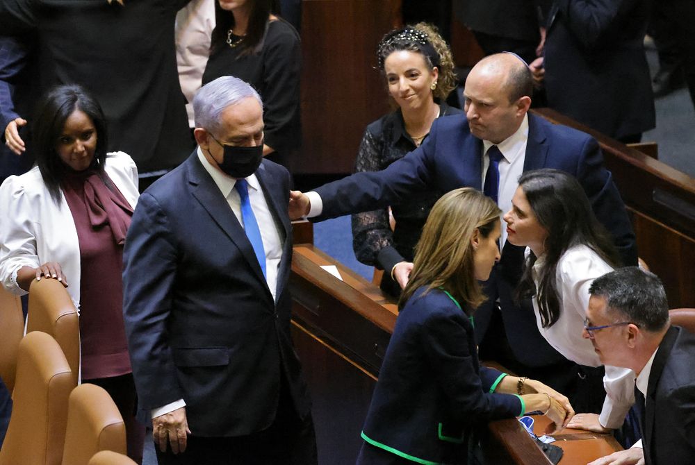 Le nouveau Premier ministre israélien Naftali Bennett et le Premier ministre sortant Benyamin Netanyahou, après le vote de confiance du nouveau gouvernement à la Knesset à Jérusalem, le 13 juin 2021