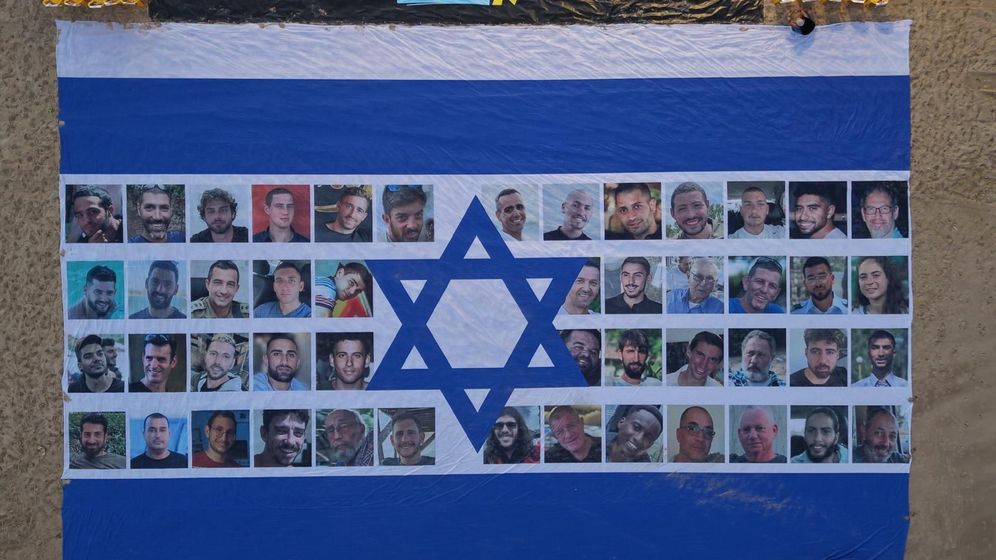 Un immense drapeau avec les photos des otages déployé devant l'ambassade des États-Unis à Tel-Aviv, le 26.08.2025