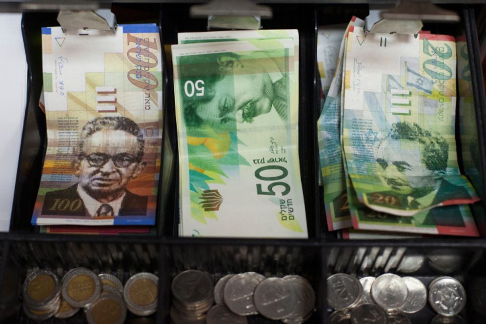 Le nouveau billet de 50 shekels vu dans une caisse enregistreuse. Le nouveau billet de 50 shekels est entré en vigueur la semaine dernière. le 19 septembre 2014.
