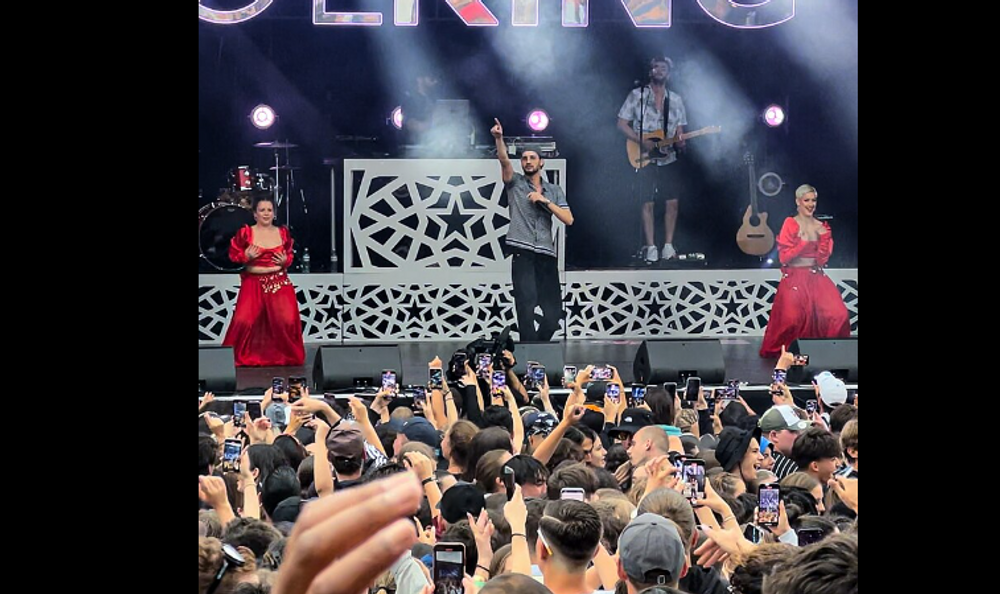 Le rappeur et chanteur Soolking et ses danseuses en concert au Caribana Festival, proche de Nyon, en Suisse, le 9 juin 2023.