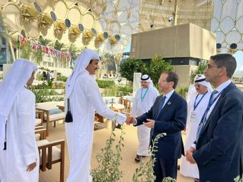 لقاء تاريخي: الرّئيس الإسرائيلي هرتسوغ يلتقي بأمير قطر