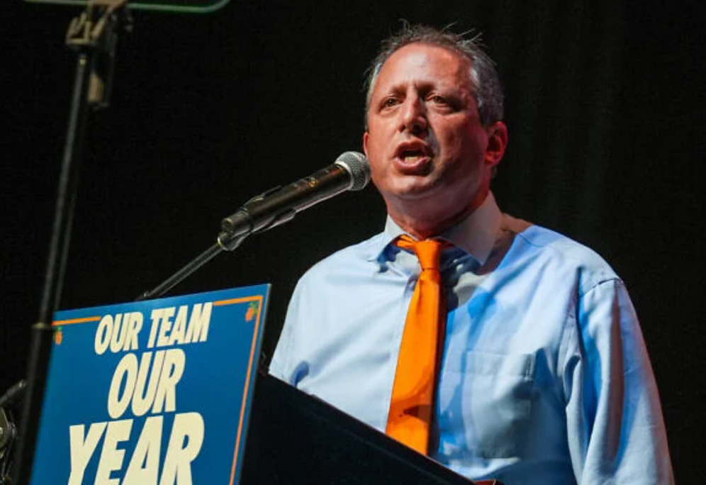 Brad Lander, candidat démocrate au Congrès, s'exprime lors d'un rassemblement de mobilisation des électeurs (« Get Out The Vote ») avant les élections primaires de New York, le 18 juin 2026, dans le quartier de Brooklyn. 