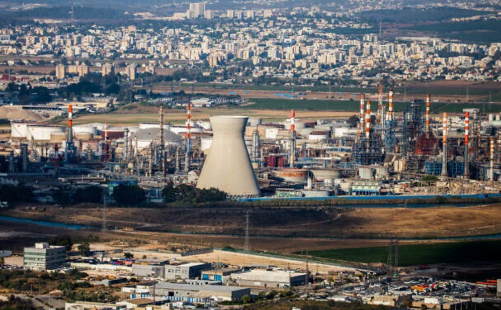 Vue de la tour de refroidissement par eau de la raffinerie pétrolière de Haïfa, à Haïfa, le 31 juillet 2022. 