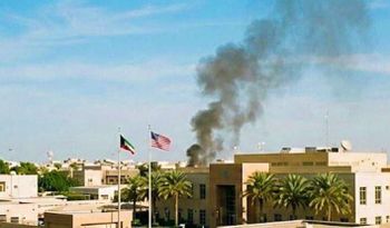 Fumée noire au-dessus de l’ambassade américaine à Koweït City après des frappes iraniennes, le 02.03.2026

