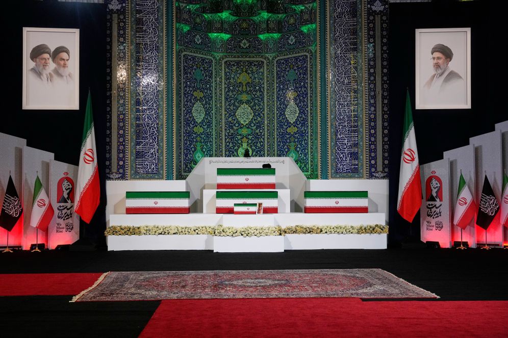 (AP Photo/Vahid Salemi) Les cercueils de l'ancien Guide suprême iranien, l'ayatollah Ali Khamenei, au centre en haut, et des membres de sa famille sont exposés en prévision des cérémonies funéraires qui dureront plusieurs jours, à la Grande Mosquée Imam Khomeini (Mosalla) de Téhéran, en Iran, le 3 juillet 2026