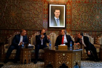 Le ministre syrien des Affaires étrangères Faisal Mekdad s'entretient avec son homologue iranien Hossein Amir-Abdollahian, à Damas, en Syrie, le 23 mars 2022