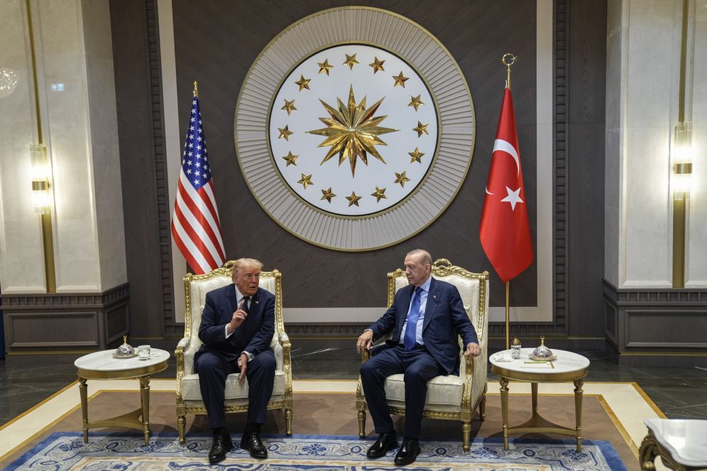 Osmancan Gürdoğan, Pool Photo via AP الرئيس دونالد ترامب، على اليسار، يلتقي بالرئيس التركي رجب طيب أردوغان لدى وصوله إلى قمة الناتو في أنقرة، تركيا، يوم الثلاثاء 7 يوليو 2026.