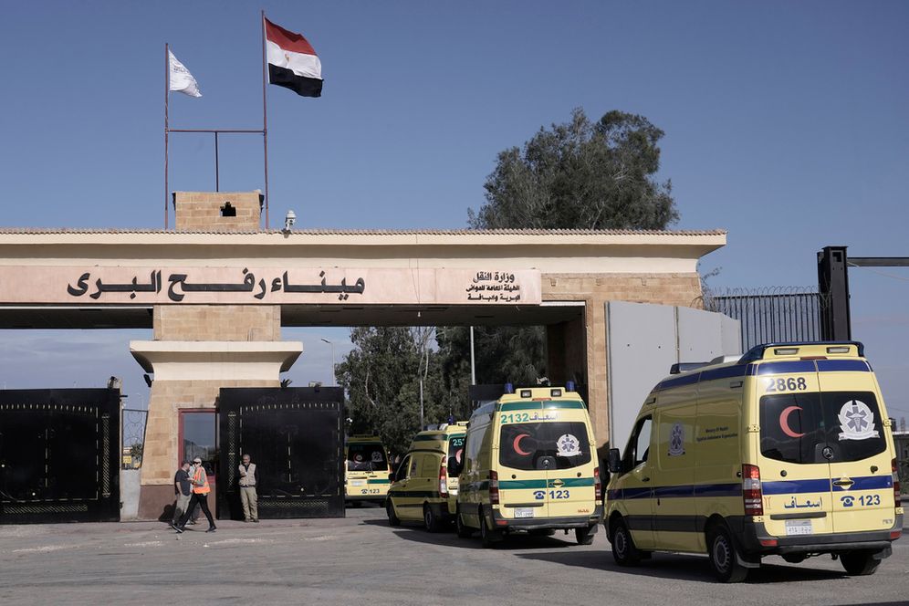 AP Photo/Amr Nabil سيارات الإسعاف المصرية تعبر من رفح المصرية إلى غزة الأحد 19 نوفمبر 2023