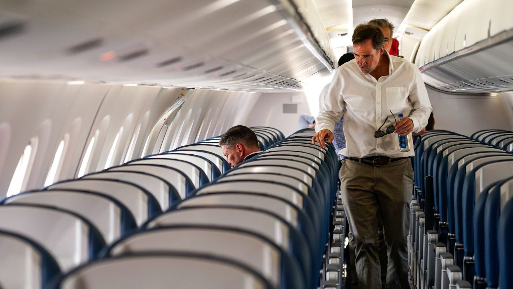 دليل مضيفي الطيران: طرق النجاة من الرحلات الطويلة واختيار المقعد المثالي