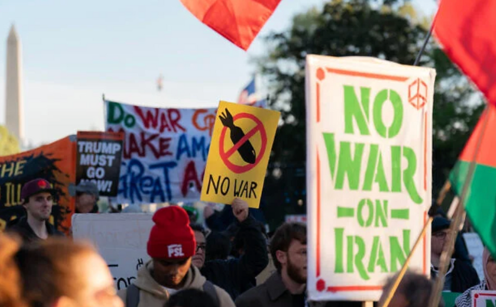 AP/Jose Luis Magana Des militants manifestent contre la guerre en Iran à Lafayette Park, près de la Maison-Blanche à Washington, le 7 avril 2026.