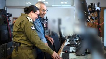 Miki Zamir, fils de survivants de la Shoah et sa petite-fille, le major Noa Zamir, officier de Tsahal, déclenchent la sirène du souvenir, à l'occasion de Yom HaShoah en Israël, le 14.04.2026