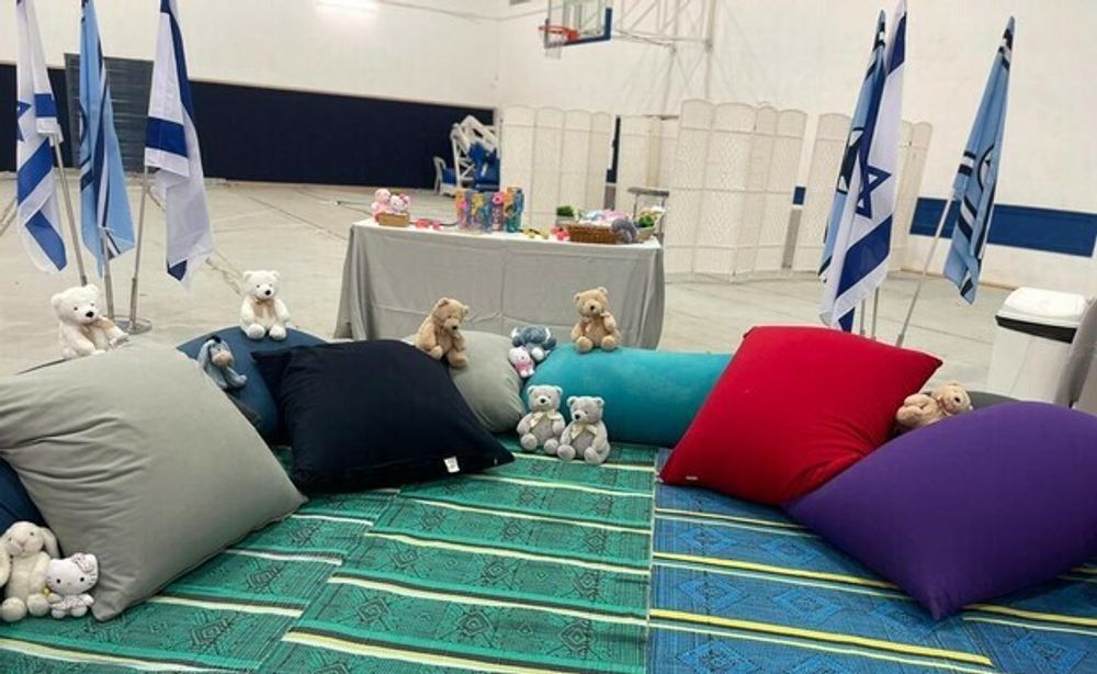 Preparativos para receber as crianças israelenses que serão libertadas pelo Hamas como parte do acordo de reféns.