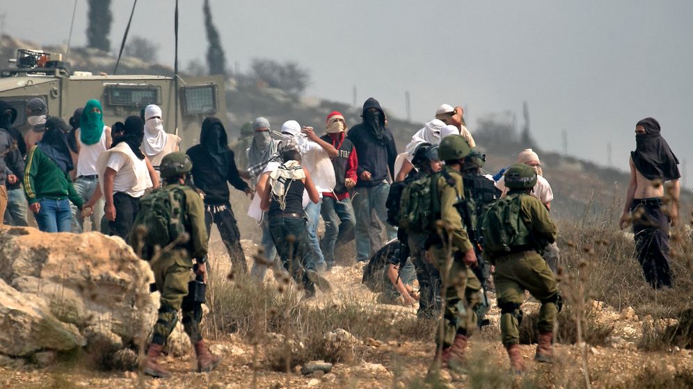 مستوطنون ملثمون في مواجهة في المناطق، أرشيف