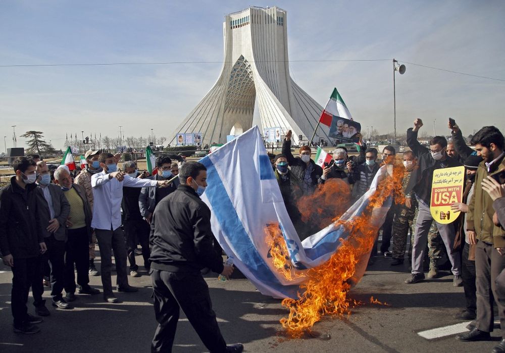 إيرانيون يحرقون العلم الإسرائيلي خلال الذكرى 42 للثورة الإسلامية عام 1979 ، في طهران في 10 فبراير 2021.