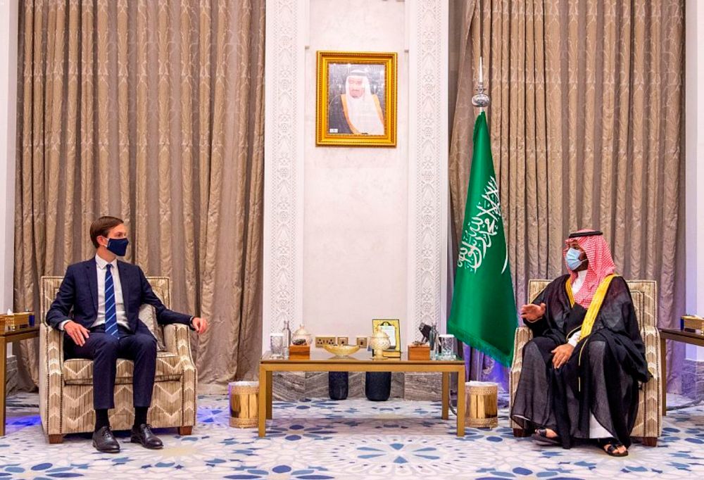 جاريد كوشنير خلال اجتماعه مع ولي العهد السعودي محمد بن سلمان خلال زيارة سابقة