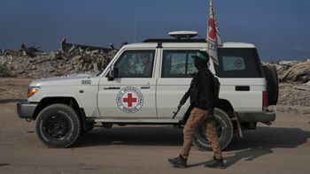 Des terroristes du Hamas et des membres de la Croix-Rouge à la recherche d'un corps d'otage dans la ville de Gaza