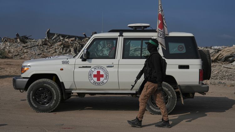 Des terroristes du Hamas et des membres de la Croix-Rouge à la recherche d'un corps d'otage dans la ville de Gaza