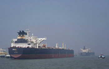 Un pétrolier de type Suezmax battant pavillon libérien, le Shenlong, transportant du pétrole brut en provenance d’Arabie saoudite et ayant franchi le détroit d’Ormuz, est aperçu au port de Mumbai, en Inde, le 12 mars 2026.