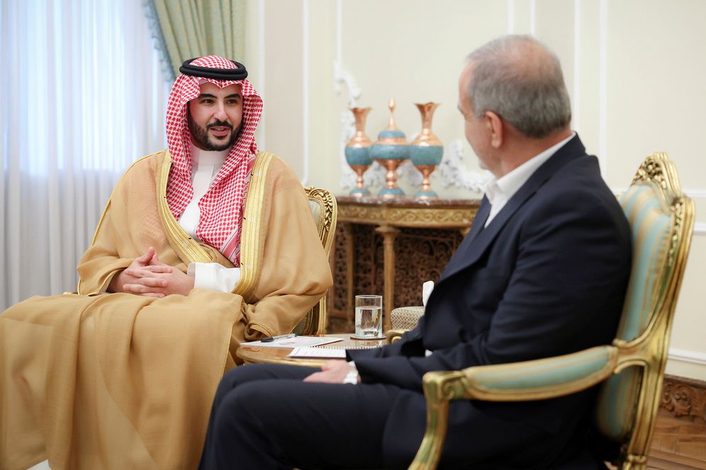 في هذه الصورة التي نشرها مكتب الرئاسة الإيرانية، يظهر وزير الدفاع السعودي الأمير خالد بن سلمان (يسار الصورة) وهو يتحدث مع الرئيس مسعود بيزشكيان خلال اجتماعهما في طهران، إيران، يوم الخميس 17 أبريل 2025.