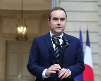 Le Premier ministre français Sébastien Lecornu fait une déclaration à l’Hôtel de Matignon, à Paris, le vendredi 3 octobre 2025, avant une série de consultations avec les partis politiques en amont de l’annonce du nouveau gouvernement.