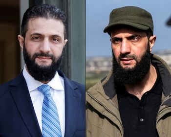 تُظهر هذه المجموعة من الصور، المُلتقطة في 5 يونيو/حزيران 2025، الرئيس السوري المؤقت أحمد الشرع لدى وصوله للقاء الرئيس الفرنسي في قصر الإليزيه الرئاسي في باريس في 7 مايو/أيار 2025 (يسار)، وزعيم جماعة هيئة تحرير الشام الجهادية أبو محمد الجولاني (أحمد الشرع حاليًا) في محافظة إدلب، شمال غرب سوريا، الخاضعة لسيطرة المعارضة، على الحدود مع تركيا، في 7 فبراير/شباط 2023. م
