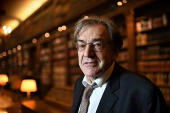 Membre de l'Académie française, le philosophe Alain Finkielkraut est photographié dans la bibliothèque le 1er décembre 2016 avant la session publique annuelle de l'institution à Paris